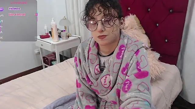 Snapshot of little__amy_ chatting on October 11, 2025, 8:29 pm little  amy  online show from October 11, 2025, 8:29 pm