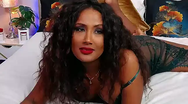 ShanialaFrancaise online show from December 6, 2024, 6:28 pm