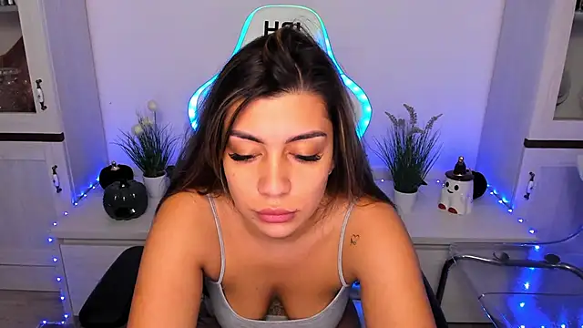EveEvian online show from December 11, 2024, 4:39 am