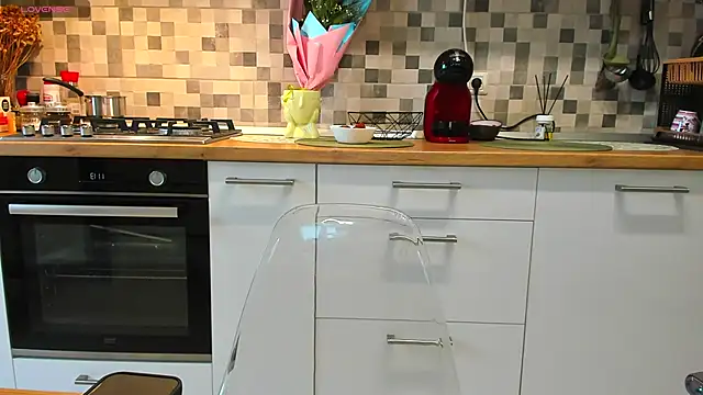 EveEvian online show from October 4, 2025, 8:12 am