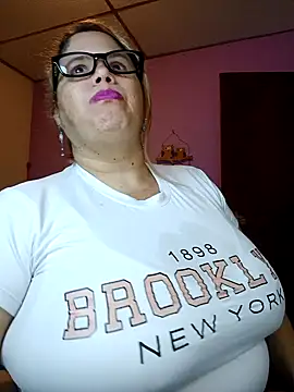 Snapshot of EllisW8 chatting on February 15, 2026, 10:28 pm EllisW8 online show from February 15, 2026, 10:28 pm