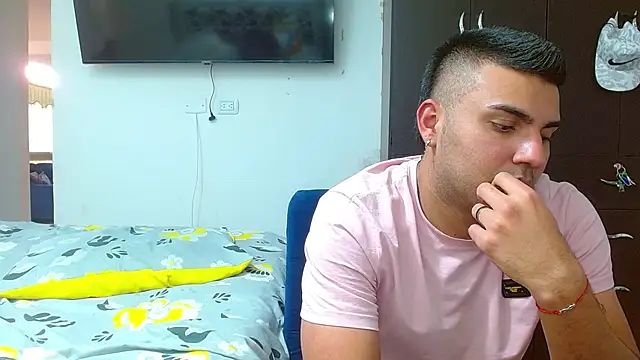 2ScarletandRyan8 online show from December 18, 2024, 1:23 pm