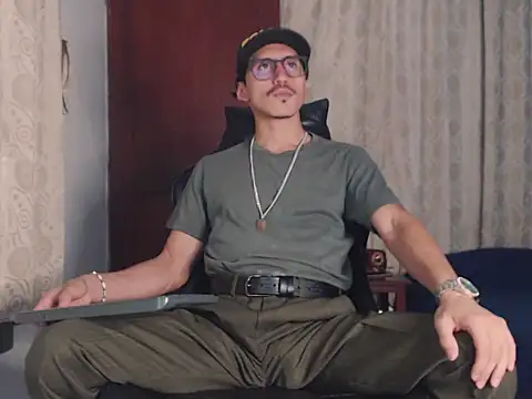 Snapshot of HomeAloneK chatting on October 5, 2025, 7:56 pm HomeAloneK online show from October 5, 2025, 7:56 pm