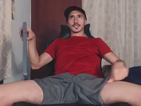 Snapshot of HomeAloneK chatting on October 15, 2025, 7:47 pm HomeAloneK online show from October 15, 2025, 7:47 pm