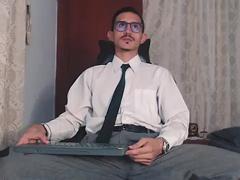 Snapshot of HomeAloneK chatting on October 21, 2025, 7:58 pm HomeAloneK online show from October 21, 2025, 7:58 pm