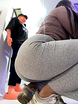 Snapshot of kim_monti chatting on December 4, 2025, 9:01 pm kim monti online show from December 4, 2025, 9:01 pm