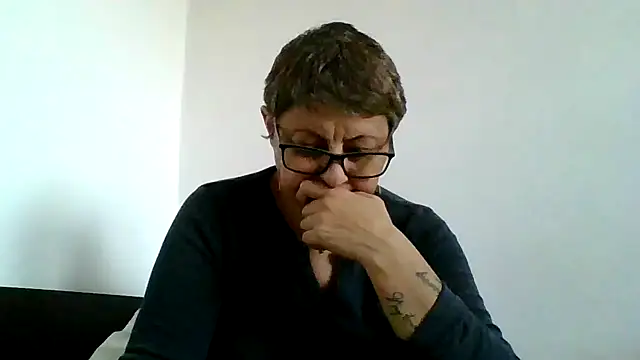 roseblak42 online show from November 3, 2025, 2:18 pm