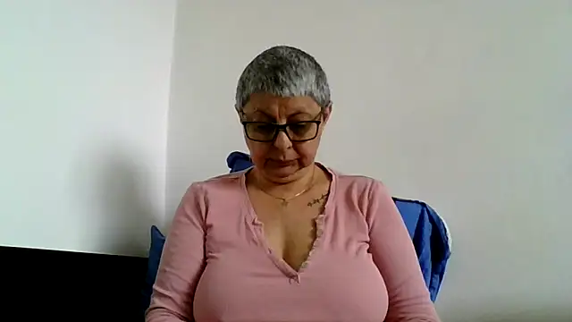 roseblak42 online show from May 9, 2026, 8:41 am