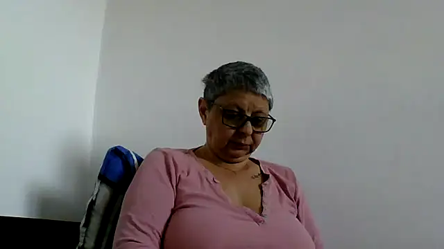 roseblak42 online show from May 10, 2026, 3:17 pm