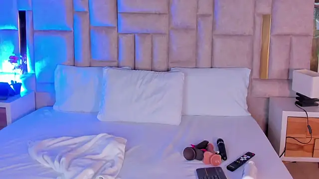 Miss Abigail  online show from December 5, 2025, 1:52 pm