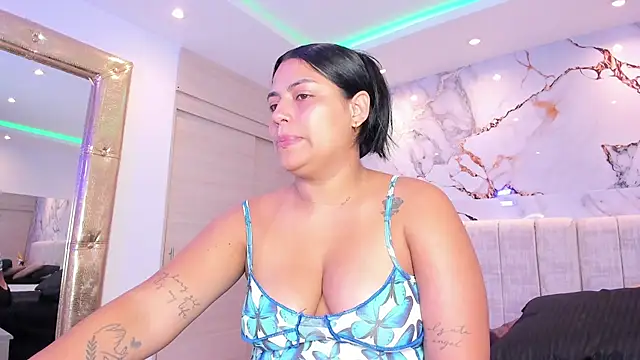 Snapshot of kiana_cream chatting on November 7, 2025, 11:32 am kiana cream online show from November 7, 2025, 11:32 am