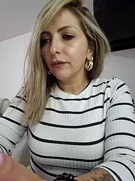  Abril-Office1 online show from February 4, 2025, 7:22 pm