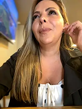  Abril-Office1 online show from September 24, 2025, 3:15 pm