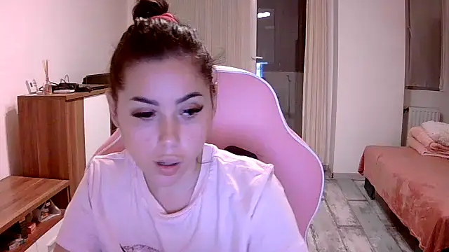 Snapshot of LovelyJulliette chatting on October 6, 2025, 5:32 pm LovelyJulliette online show from October 6, 2025, 5:32 pm