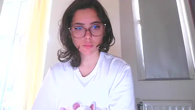 Snapshot of LovelyJulliette chatting on October 27, 2025, 12:42 pm LovelyJulliette online show from October 27, 2025, 12:42 pm