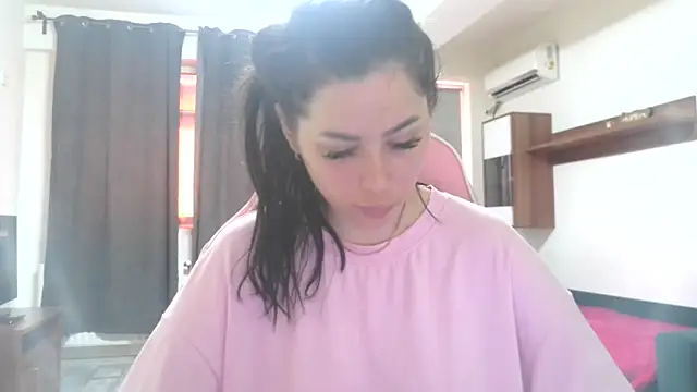 LovelyJulliette online show from June 17, 2026, 12:40 pm