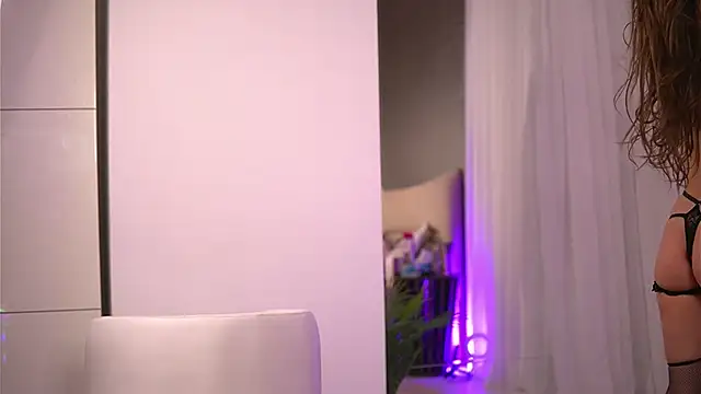 Snapshot of KaylaBray chatting on December 30, 2024, 2:31 am KaylaBray online show from December 30, 2024, 2:31 am