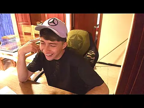 Snapshot of Fun_Whit_Alexxx chatting on December 22, 2025, 8:50 pm Fun Whit Alexxx online show from December 22, 2025, 8:50 pm
