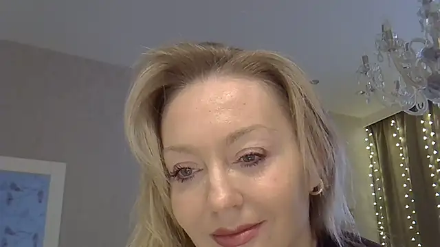 ZarinaSwift online show from December 15, 2025, 4:50 am