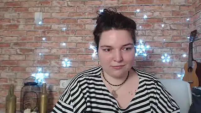 Snapshot of Amelia_Kiss_ chatting on December 21, 2024, 12:42 am Amelia Kiss online show from December 21, 2024, 12:42 am