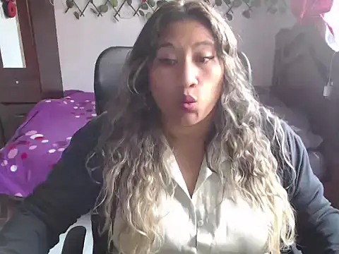 Snapshot of EmilyLove1014 chatting on December 11, 2024, 9:23 pm EmilyLove1014 online show from December 11, 2024, 9:23 pm