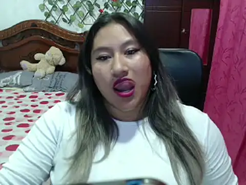 Snapshot of EmilyLove1014 chatting on January 12, 2025, 1:21 am EmilyLove1014 online show from January 12, 2025, 1:21 am