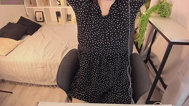 ZoeEast online show from November 12, 2025, 1:00 pm