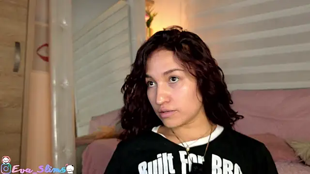 Snapshot of eva-slim- chatting on August 3, 2026, 7:50 pm eva-slim- online show from August 3, 2026, 7:50 pm