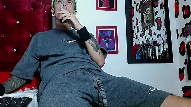 Aaron BigDickxxx online show from December 4, 2024, 2:31 am
