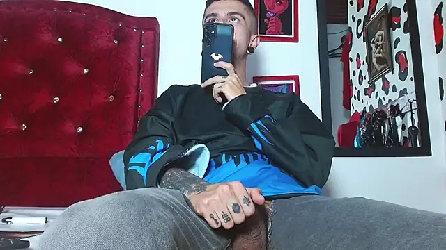 Aaron BigDickxxx online show from December 11, 2024, 11:19 am