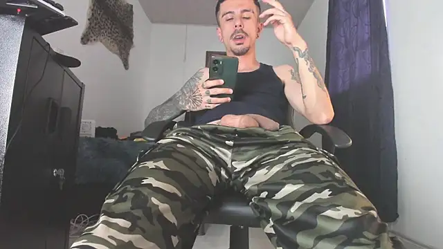 Aaron BigDickxxx online show from August 5, 2026, 10:23 pm