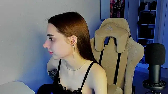 Snapshot of __SilviaAbby__ chatting on March 5, 2025, 9:04 pm SilviaAbby online show from March 5, 2025, 9:04 pm