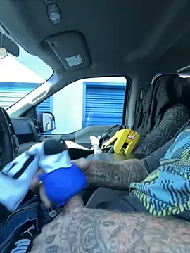 Snapshot of Crackkers chatting on October 18, 2025, 2:51 pm Crackkers online show from October 18, 2025, 2:51 pm