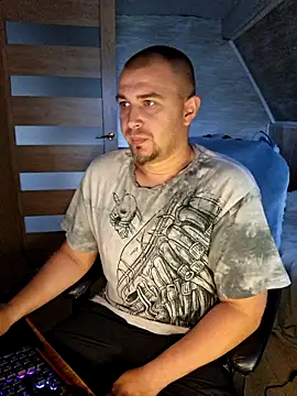 Foxyshaved online show from June 14, 2026, 4:14 am