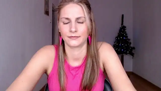 Snapshot of DagmarieFlirt chatting on December 12, 2024, 1:49 pm DagmarieFlirt online show from December 12, 2024, 1:49 pm