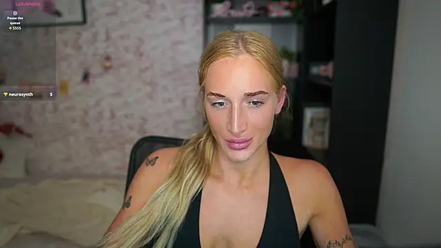 Nicolette  Shea  online show from February 4, 2026, 8:03 pm