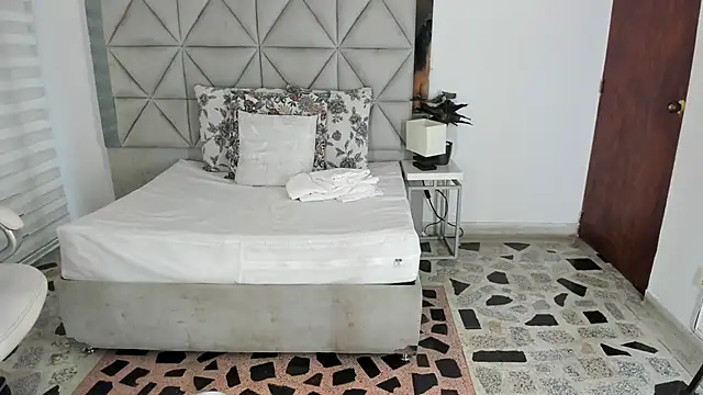 nina pons online show from October 1, 2025, 7:53 pm