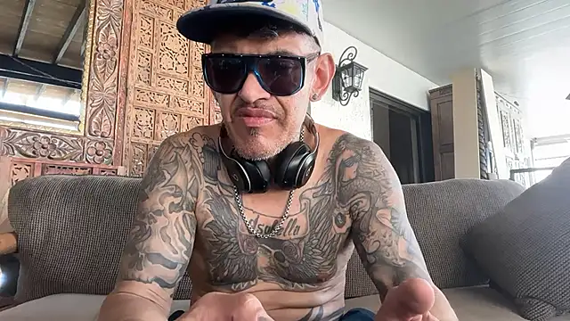 Snapshot of RoodoggXL chatting on February 14, 2026, 9:33 pm RoodoggXL online show from February 14, 2026, 9:33 pm