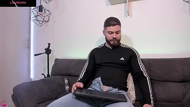 Snapshot of SebastianVilla_ chatting on March 13, 2025, 9:48 pm SebastianVilla  online show from March 13, 2025, 9:48 pm