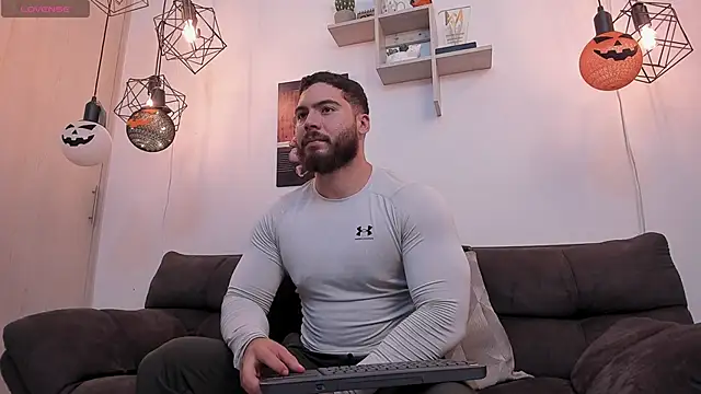 Snapshot of SebastianVilla_ chatting on October 4, 2025, 10:30 pm SebastianVilla  online show from October 4, 2025, 10:30 pm