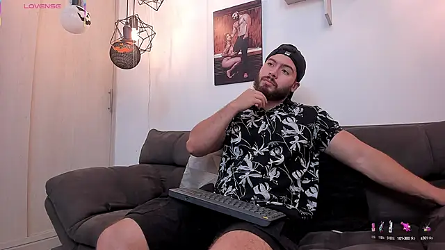 Snapshot of SebastianVilla_ chatting on October 8, 2025, 10:40 pm SebastianVilla  online show from October 8, 2025, 10:40 pm