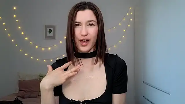 AliciaNewell online show from June 8, 2026, 12:05 pm
