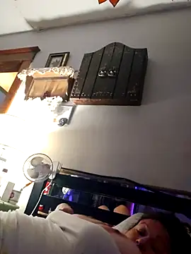 Snapshot of sweetkitty111 chatting on September 13, 2025, 10:42 pm sweetkitty111 online show from September 13, 2025, 10:42 pm