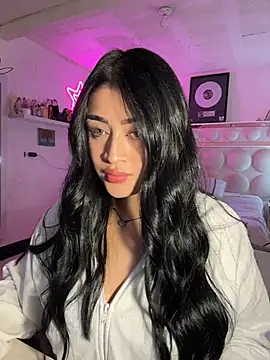 lucianaroy online show from April 28, 2026, 3:11 am