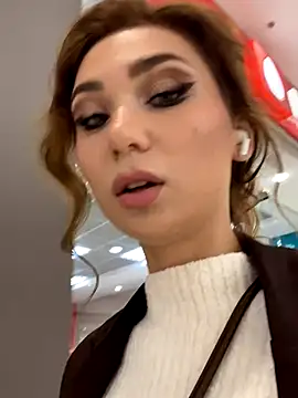 QuitieLia online show from November 6, 2025, 2:18 pm