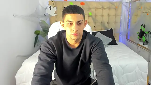 Snapshot of Alex_cute77 chatting on October 22, 2025, 12:49 pm Alex cute77 online show from October 22, 2025, 12:49 pm