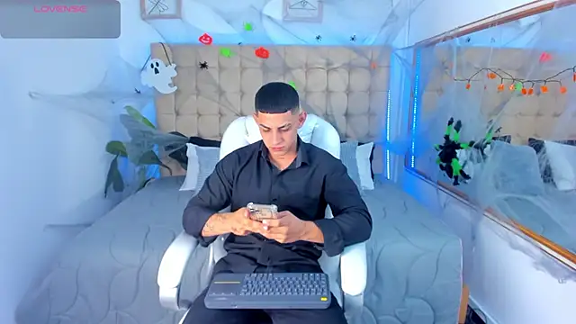 Snapshot of Alex_cute77 chatting on October 25, 2025, 11:29 am Alex cute77 online show from October 25, 2025, 11:29 am