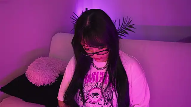Snapshot of Gloomydoll chatting on April 2, 2026, 8:28 pm Gloomydoll online show from April 2, 2026, 8:28 pm