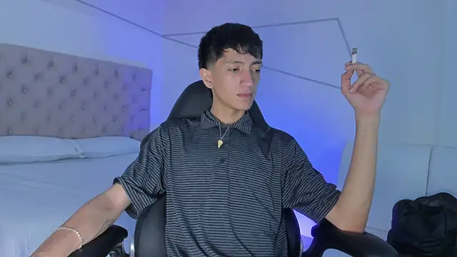 Snapshot of DereckCooperr chatting on October 3, 2025, 8:50 pm DereckCooperr online show from October 3, 2025, 8:50 pm