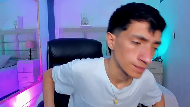 Snapshot of DereckCooperr chatting on October 6, 2025, 9:01 pm DereckCooperr online show from October 6, 2025, 9:01 pm